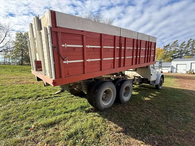 Image of International Loadstar 1800 equipment image 4