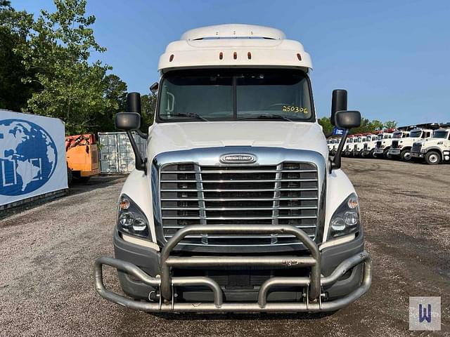Image of Freightliner Cascadia 125 equipment image 2