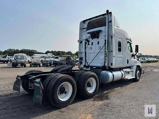 Image of Freightliner Cascadia 125 equipment image 4