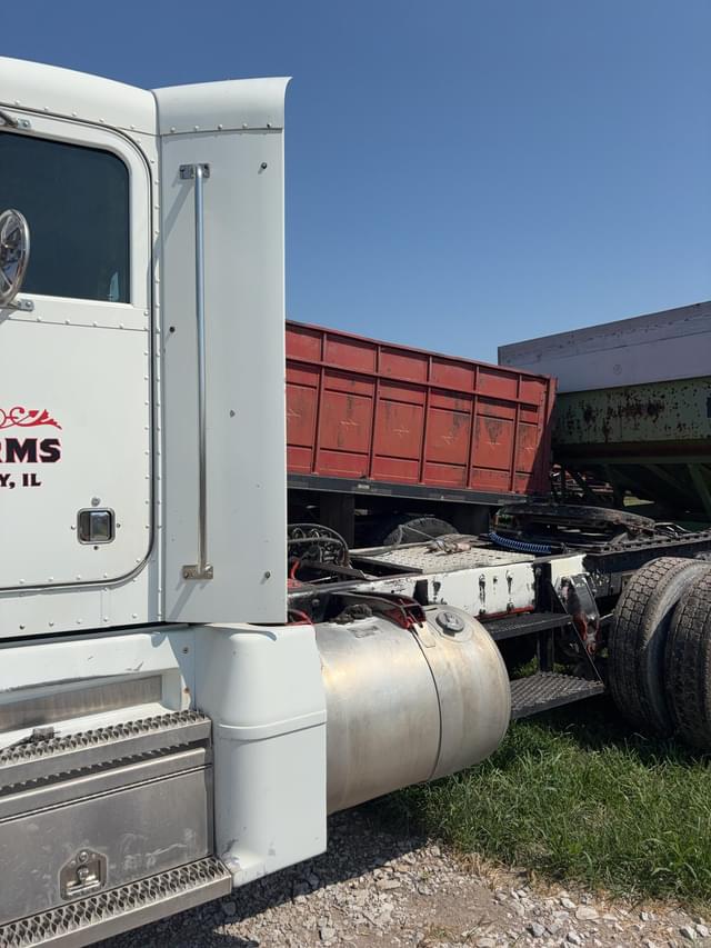 Image of Peterbilt 377 equipment image 4