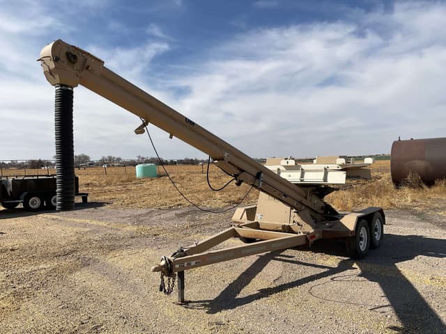 Image of Unverferth Seed Pro 200 equipment image 1