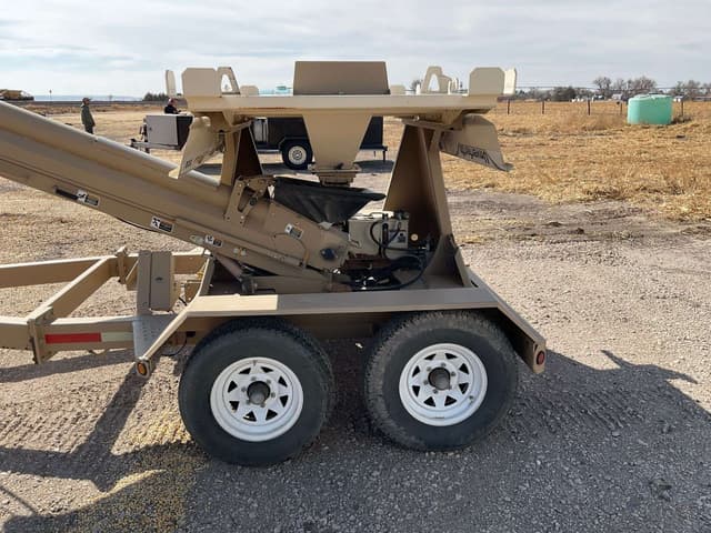 Image of Unverferth Seed Pro 200 equipment image 4