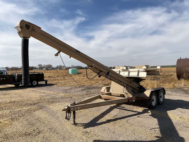 Image of Unverferth Seed Pro 200 equipment image 2