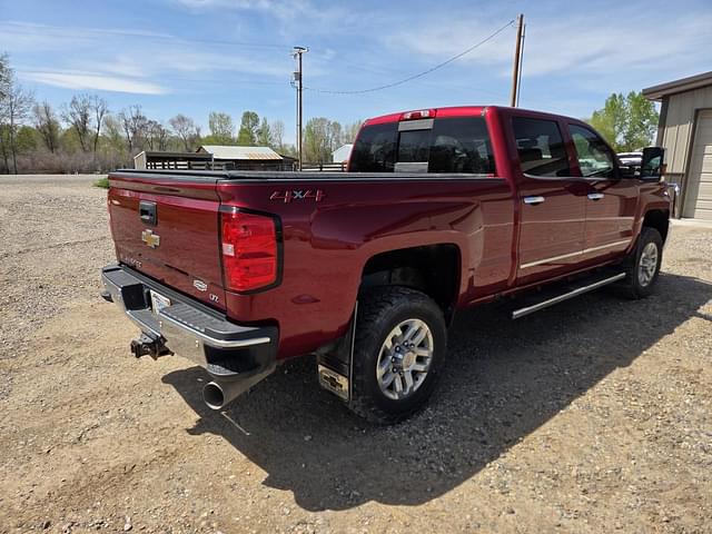 Image of Chevrolet 2500HD equipment image 4
