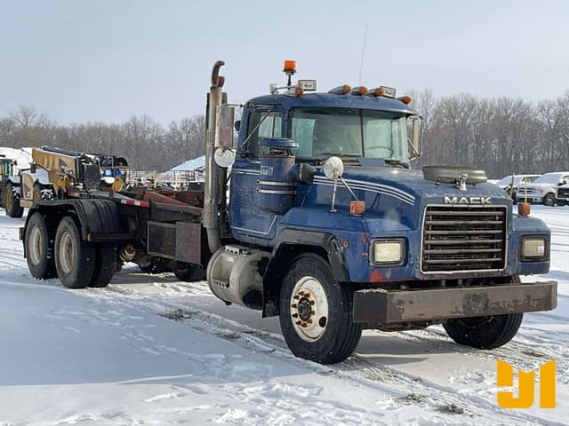 Image of Mack RD688S equipment image 2