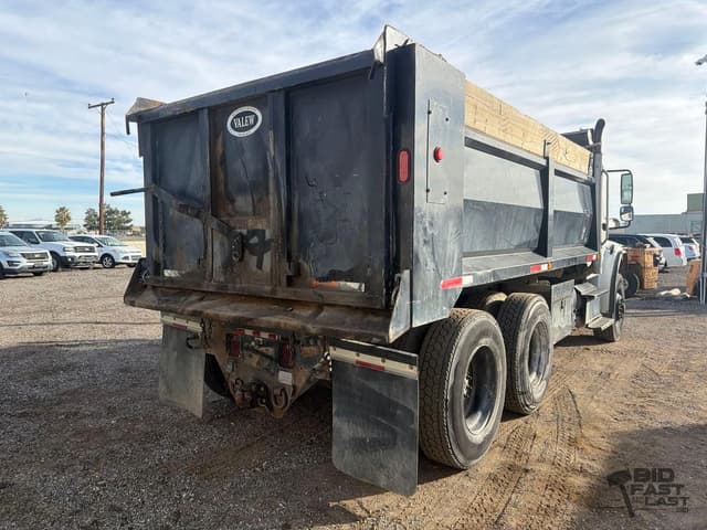 Image of Freightliner M2 106 equipment image 4