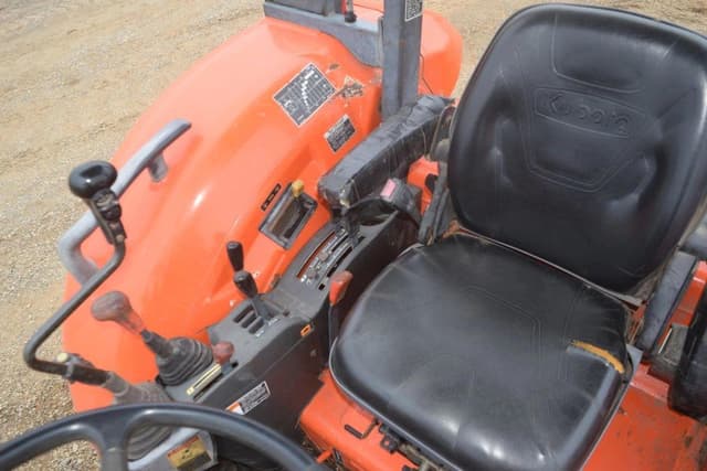 Image of Kubota M7040 equipment image 4