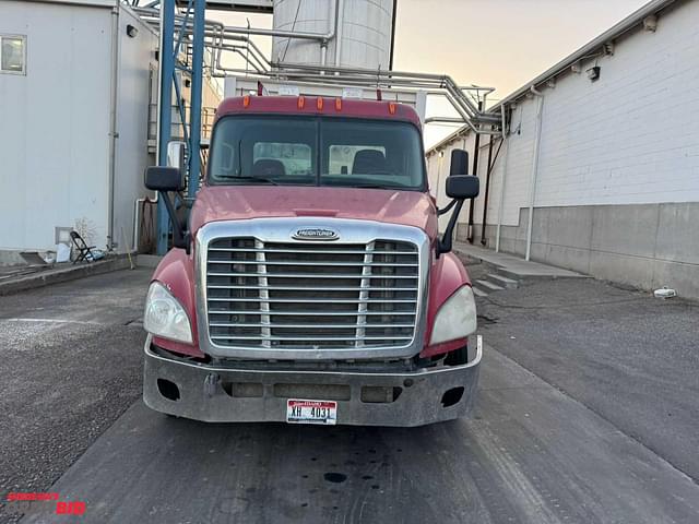 Image of Freightliner Cascadia 125 equipment image 2