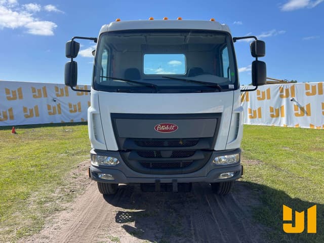 Image of Peterbilt 220 equipment image 1