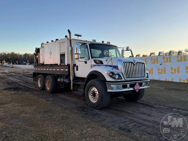 Image of International 7400 equipment image 2