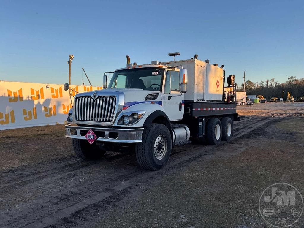 Image of International 7400 Primary image