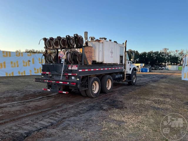 Image of International 7400 equipment image 4