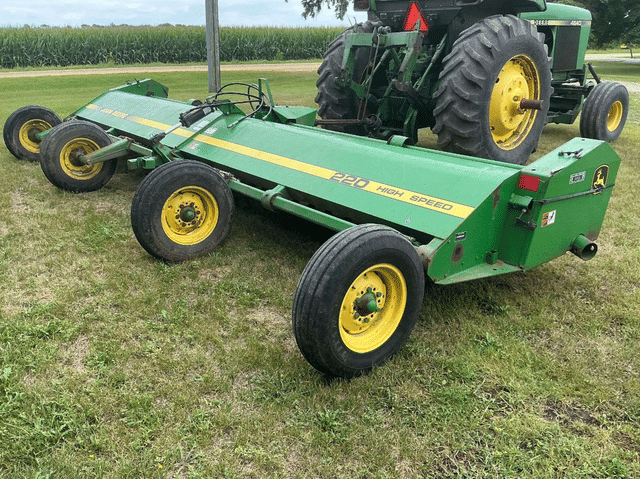 Image of John Deere 220 equipment image 2