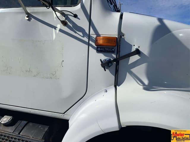 Image of International 8100 equipment image 3