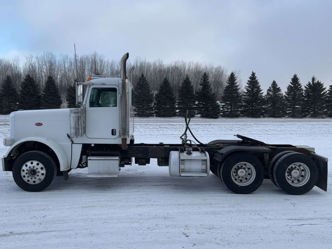 Image of Peterbilt 389 Primary image