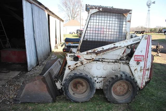 Image of Bobcat M-700 equipment image 3