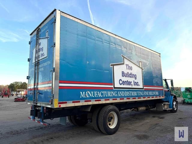 Image of Freightliner M2 106 equipment image 3