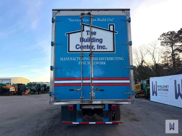 Image of Freightliner M2 106 equipment image 4