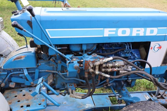 Image of Ford 1210 equipment image 3