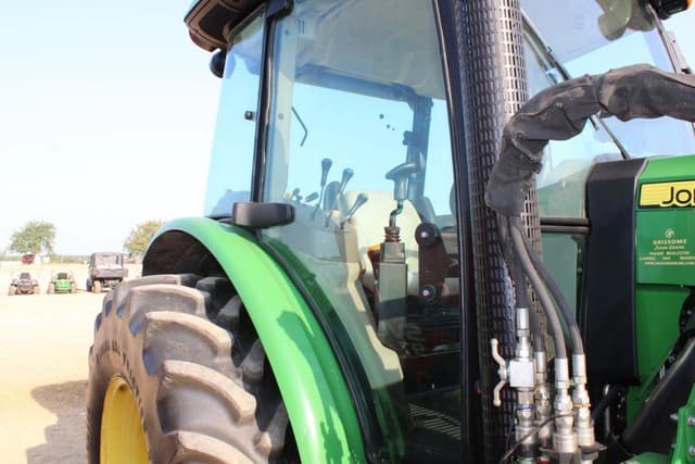 Image of John Deere 5100E equipment image 4
