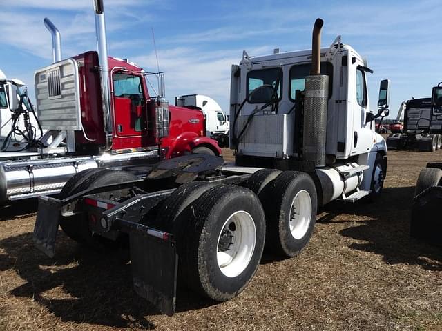 Image of Freightliner Cascadia equipment image 4