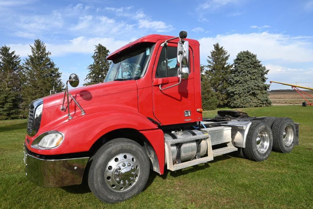 Main image Freightliner Columbia 120