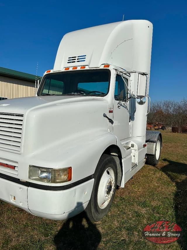 Image of International 8300 equipment image 1