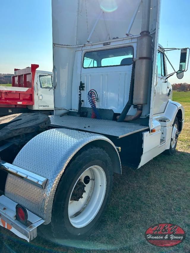 Image of International 8300 equipment image 3