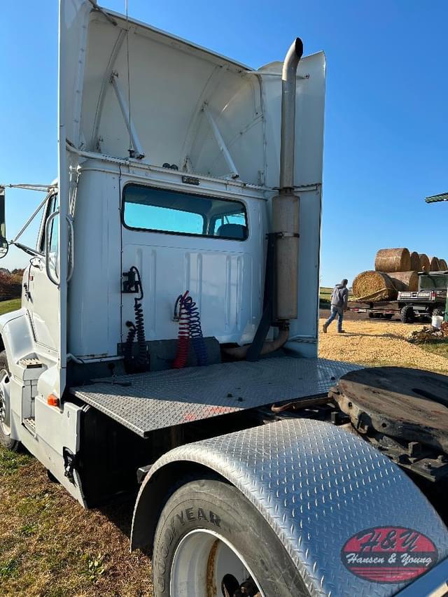 Image of International 8300 equipment image 2