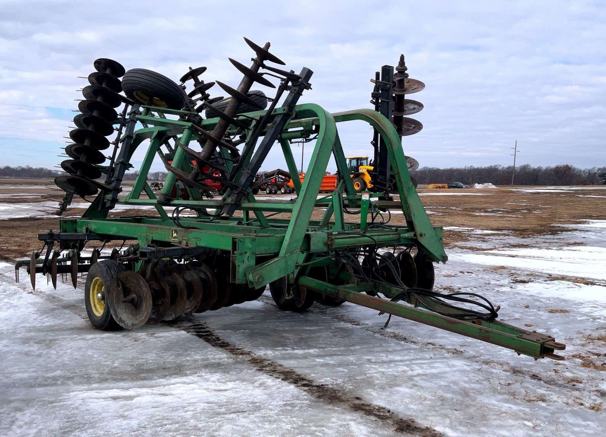 John Deere 230 Equipment Image0