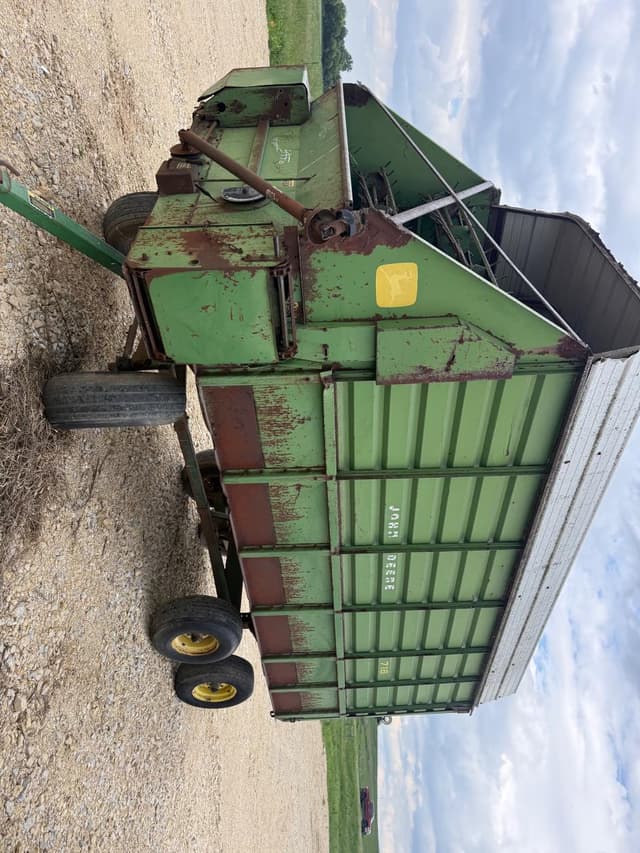 Image of John Deere 716 equipment image 4