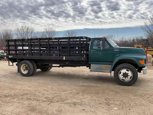 Image of Ford F-700 equipment image 3