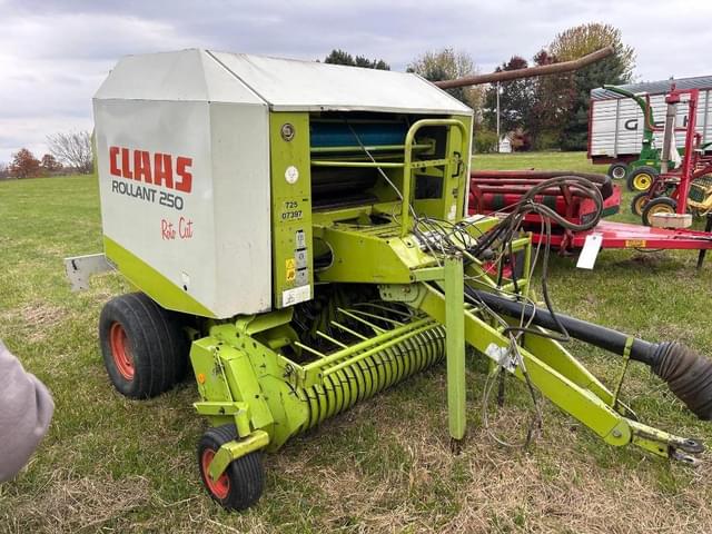 Image of CLAAS Rollant 250 equipment image 2