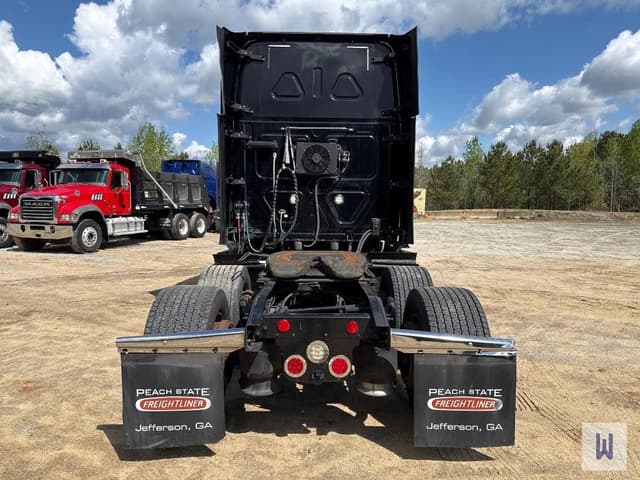 Image of Freightliner Cascadia 125 equipment image 4