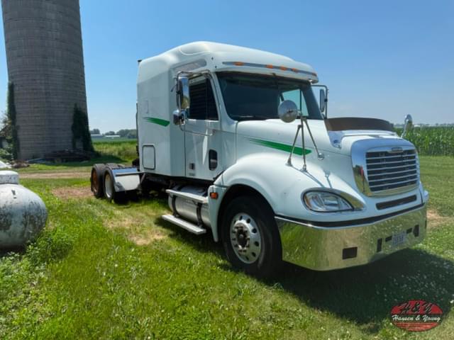 Image of Freightliner Columbia equipment image 3