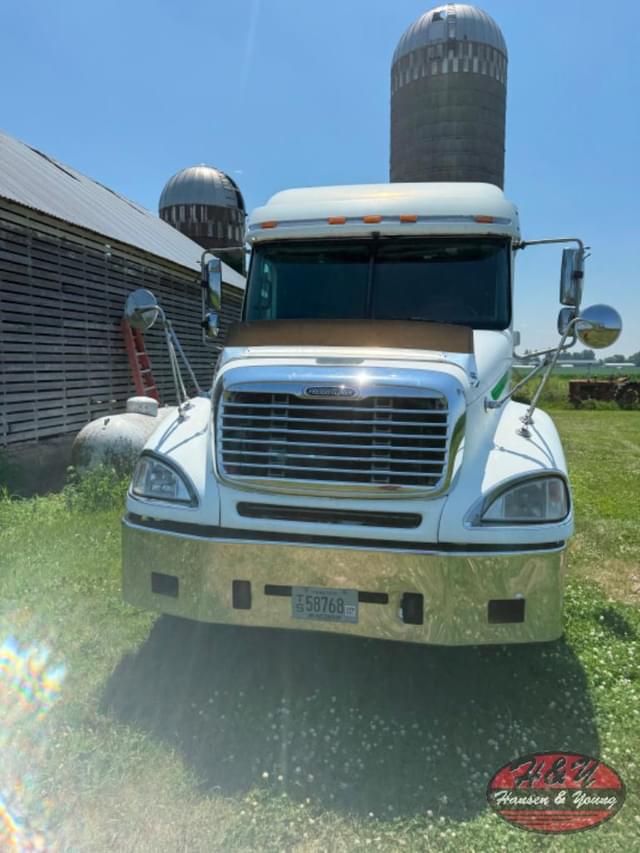 Image of Freightliner Columbia equipment image 2