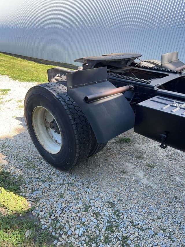 Image of Ford L8000 equipment image 4