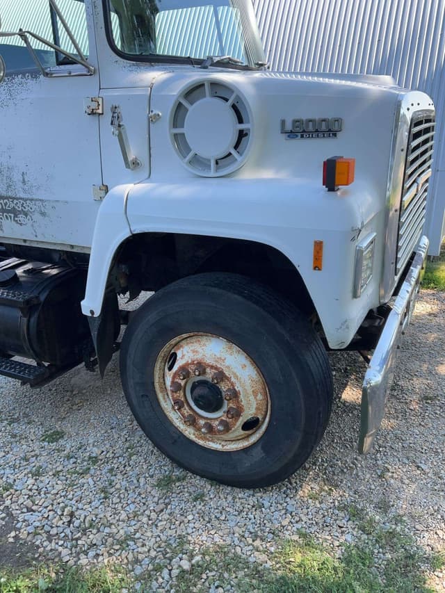 Image of Ford L8000 equipment image 1