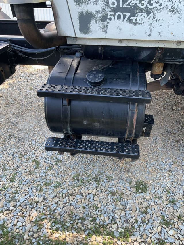 Image of Ford L8000 equipment image 3