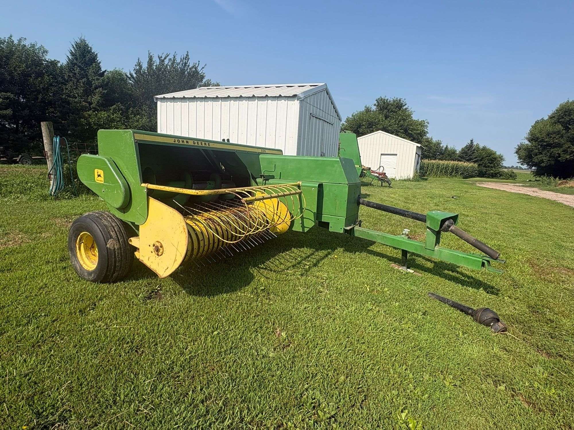 John Deere 336 Equipment Image0