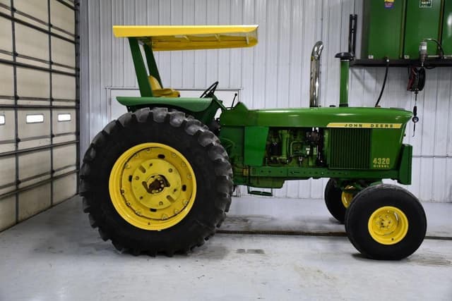 Image of John Deere 4320 equipment image 4