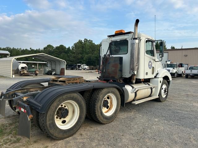 Image of Freightliner Columbia equipment image 2