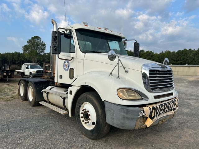 Image of Freightliner Columbia equipment image 1