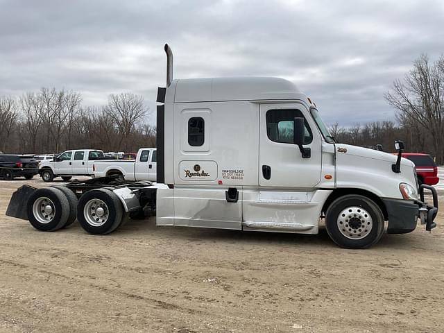 Image of Freightliner Cascadia equipment image 3