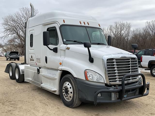 Image of Freightliner Cascadia equipment image 2