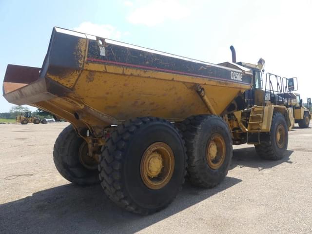 Image of Caterpillar D250E equipment image 2
