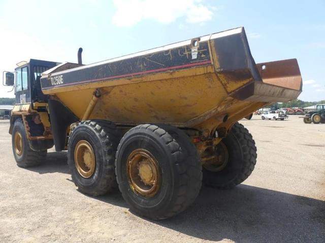 Image of Caterpillar D250E equipment image 3