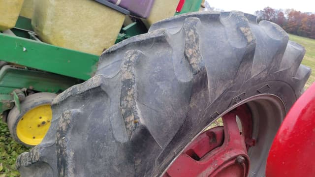 Image of Farmall M equipment image 3