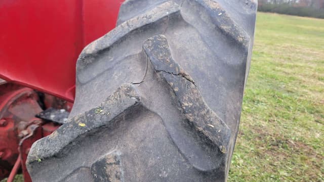 Image of Farmall M equipment image 2