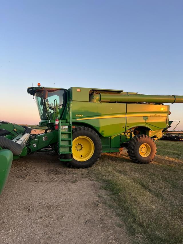 Image of John Deere S690 equipment image 3